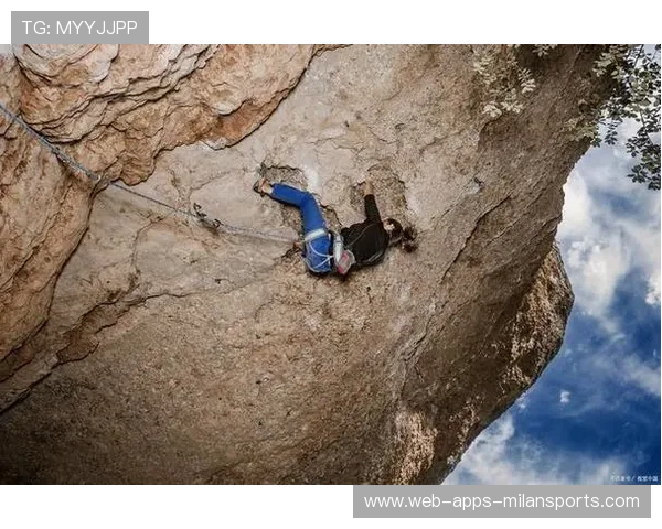 攀岩选手在终点做俯卧撑庆祝